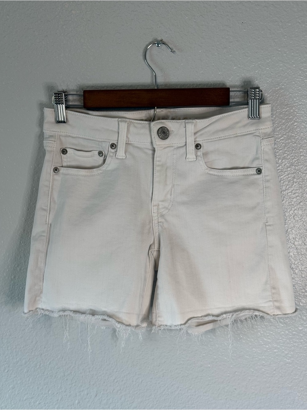 American Eagle Midi White Denim Shorts Size 4 Ne(x)t Level Stretch